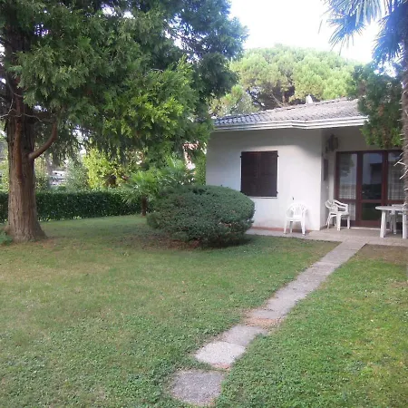 Cozy Two-bedroom 500m From The Sea