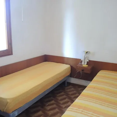 Cozy Two-bedroom 500m From The Sea